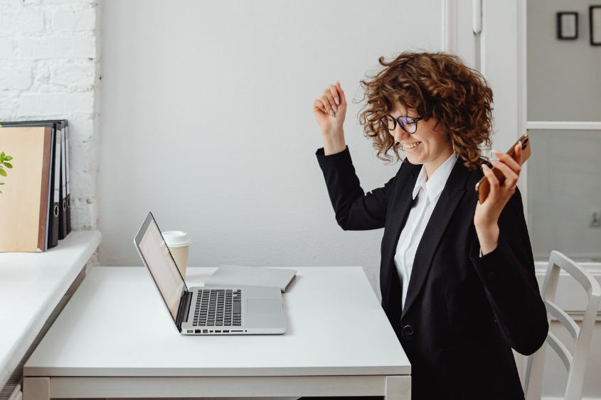 mujer feliz trabajando para los colegios de abogados 