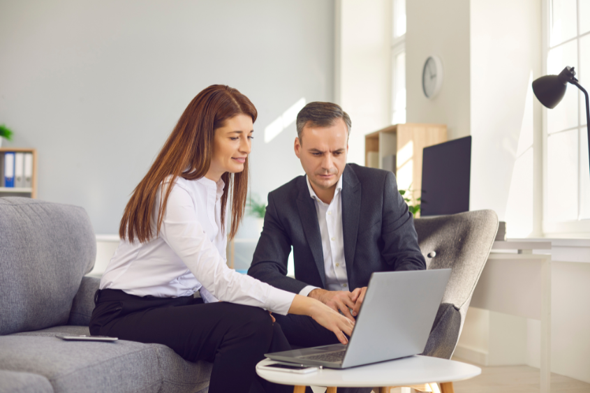 software para presupuestos dos personas mirando al ordenador felices