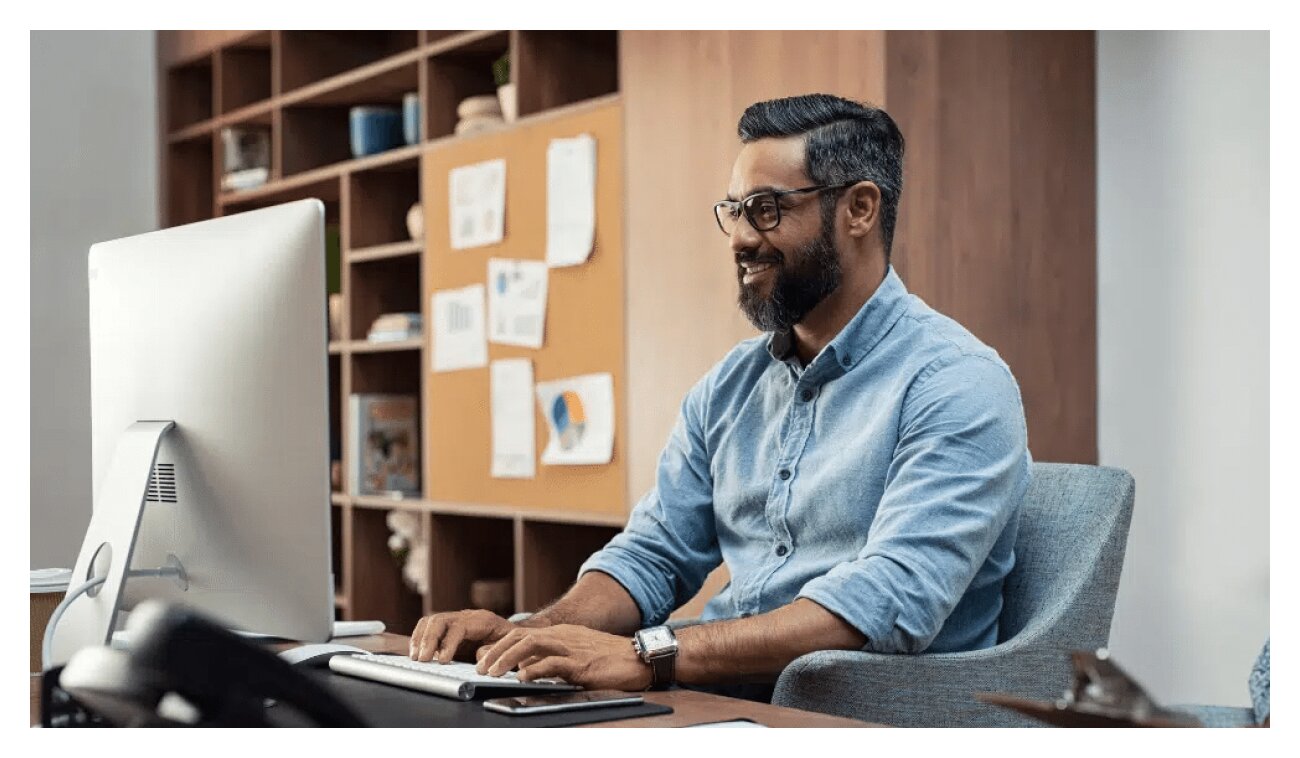 Empleado utilizando un sistema de gestión documental para organizar archivos de la empresa
